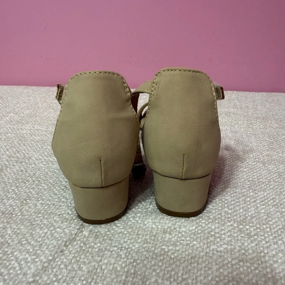 Sofia Tylor beige sandal for girls, size 13